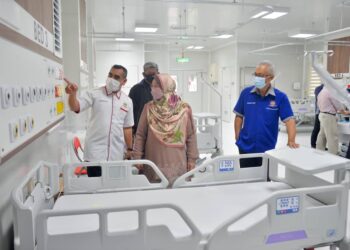 KASEMANI Embong (tengah) diberi penerangan mengenai kelengkapan di unit rawatan rapi (ICU) hybrid Hospital Sultanah Nur Zahirah (HSNZ) di Kuala Terengganu, hari ini. - PUQTRA HAIRRY ROSLI