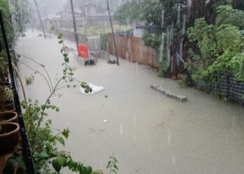 PENDUDUK di Kampung Jalan Perak, Georgetown, Pulau Pinang terpaksa mengharungi banjir kilat hampir paras pinggang selama lima jam sejak pukul 4 pagi tadi.
