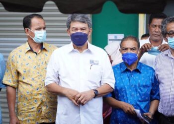 MOHAMAD Hasan (tengah) ketika bertemu dengan petugas dan jentera BN di Bilik Gerakan Pantai Kundor, Parlimen Tangga Batu.