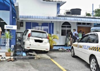 KEADAAN kereta Myvi yang melanggar imam kedua sebuah surau di Kajang sehingga maut, awal pagi semalam.