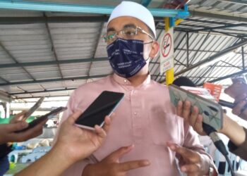 MOHD. Rafiq Naizamohideen bercakap kepada pemberita sebelum menunaikan Solat Jumaat di Masjid Al-Falahin di Alai, Melaka. - UTUSAN/MUHAMMAD SHAHIZAM TAZALI