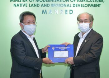 DOUGLAS Uggah (kanan) menyerahkan cek berjumlah RM1 juta kepada Menteri Kerajaan Tempatan dan Perumahan Sarawak, Datuk Seri Dr. Sim Kui Hian.