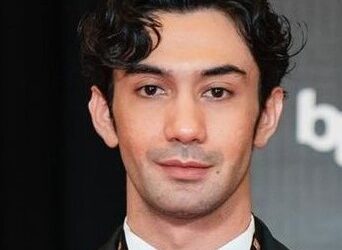 REZA Rahadian kacak bergaya pada malam acara yang dinantikan seluruh warga industri kreatif Indonesia.