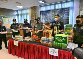 KESEMUA rokok dan arak itu dipercayai dipasarkan ke kedai runcit di seluruh Melaka dan rumah kongsi pekerja warga asing pada harga murah. - UTUSAN/DIYANATUL ATIQAH ZAKARYA