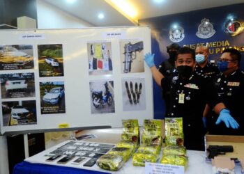 RAHIMI Mohd. Ra’ais dalam sidang akhbar penahanan anggota sindiket samun bersenjata yang melarikan kenderaan mewah di Ibu Pejabat Polis Kontinjen (IPK) Pulau Pinang hari ini. - UTUSAN/MUHAMMAD IQBAL HAMDAN