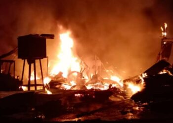 KEADAAN kilang papan yang terbakar di Jalan Kelar, Mambang Diawan, Kampar. - UTUSAN/IHSAN JBPM PERAK