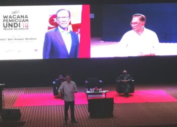 ANWAR Ibrahim menyampaikan ucapan pada Sesi Townhall Undi18 di Bangunan SUK di Shah Alam, Selangor. - UTUSAN/ABDUL RAZAK IDRIS