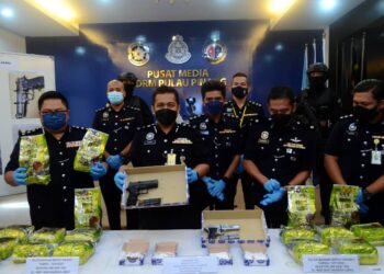 RAHIMI Mohd. Ra’ais (dua dari kiri) menunjukkan dadah dan senjata yang dirampas dari satu sindiket dadah antarabangsa dalam sidang akhbar di IPK Pulau Pinang hari ini. - UTUSAN/MUHAMMAD IQBAL HAMDAN