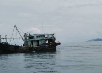 BOT nelayan tempatan kelas C yang ditahan selepas melakukan dua kesalahan di Tanjung Resang, Mersing di Johor.