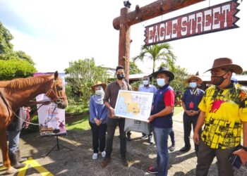 MUHAMMAD Zaki Yahya (tiga dari kanan) menyerahkan Fun Map Pelancongan dan Video Pelancongan kepada Pengarah Eagle Ranch Resort, Port Dickson, Greg Tee hari ini.- UTUSAN/MOHD. SHAHJEHAN MAAMIN.