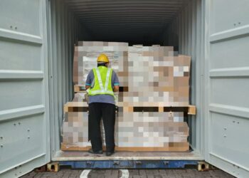 MAQIS Selangor menahan sebuah kontena yang membawa 15 tan susu kambing dari New Zealand tanpa permit import sah di pintu masuk Pelabuhan Klang Barat, Selangor pada Khamis lalu.