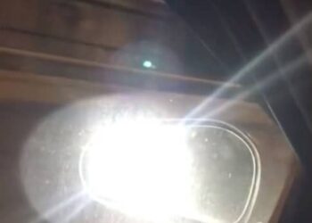 TANGKAP layar video Tiktok sekumpulan wanita panik diekori kereta tidak dikenali.