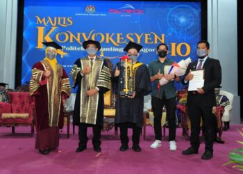 ZAINAH Rujihan (kiri) bersama Zulkifli Selamat (dua kiri) dan penerima anugerah pada Majlis Konvokesyen PBS ke-10 di Shah Alam, Selangor hari ini.