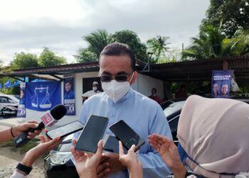 MOHD. Rafiq Naizamohideen ketika ditemui pemberita di Telok Mas, Melaka. - UTUSAN/DIYANATUL ATIQAH ZAKARYA