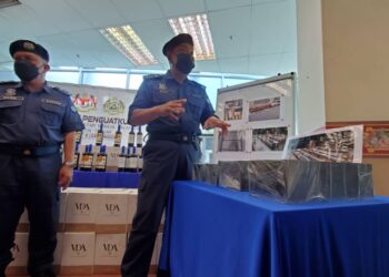 ABDUL Wahabi Abdullah (kanan depan) menunjukkan aloi Titanium Forgings yang dirampas ketika sidang akhbar di Wisma Kastam di Pulau Indah, Pelabuhan Klang, Selangor.