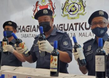 ABDUL Wahabi Abdullah (tengah) menunjukkan antara minuman keras tanpa kelulusan kastam yang berjaya dirampas pada sidang akhbar di Wisma Kastam, Pulau Indah di Pelabuhan Klang, Selangor hari ini.