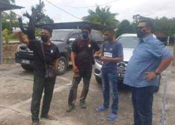 JEFRIDIN Atan (kanan) mengadakan perbincangan mengenai kecurian pokok bakau dengan kakitangan Pejabat Hutan Daerah Johor Selatan ketika melawat Kampung Sungai Durian di Kukup, Pontian, di Johor.