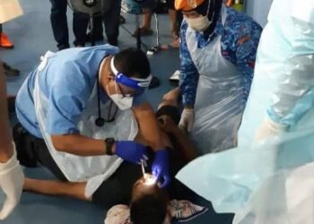 PEGAWAI perubatan dan anggota Angkatan Pertahanan Awam Malaysia (APM) memeriksa Mohamad Fadzil Mokhtar yang rebah dan meninggal dunia di Dewan Jerantut Badminton Centre di Jerantut, Pahang. - GAMBAR IHSAN APM JERANTUT