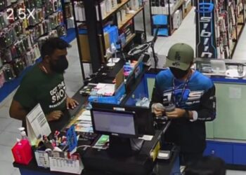 RAKAMAN CCTV antara suspek dan jurujual kedai aksesori telefon itu di Puncak Alam, Kuala Selangor.