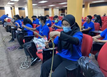 SEBAHAGIAN daripada ahli Pispa tekun mempelajari teknik ikatan atau simpulan tali yang betul ketika menyertai Kursus Asas Pertahanan Awam di KKSJ, Pulau Pinang baru-baru ini.