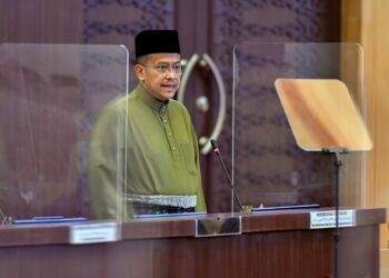 AHMAD Samsuri Mokhtar ketika berucap pada sidang Dewan Undangan Negeri (DUN) Terengganu Ke-14 di Wisma Darul Iman, di Kuala Terengganu hari ini. - UTUSAN/PUQTRA HAIRRY ROSLI