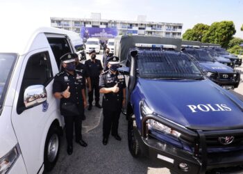 MAZLAN Lazim (kanan) melakukan lawatan kerja dan menyerahkan 25 buah kenderaan pasukan iaitu 16 buah jenis Toyota Hilux GS Cargo dan sembilan buah Van Go Auto Higer Ace kepada IPK Negeri Sembilan, Seremban. - UTUSAN/MOHD. SHAHJEHAN MAAMIN