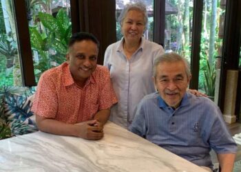 GAMBAR kenangan Reezal Merican Naina Merican bersama Pak Lah yang dikongsikan di Facebooknya.