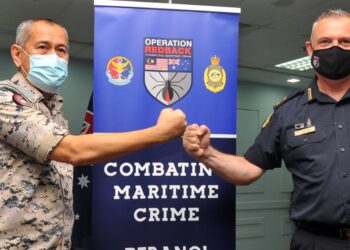 HAMID Mohd. Amin (kiri) bersama Penasihat ABF di Malaysia, Superintenden John Fleming sempena Pelancaran Operasi Redback Ke-16 di Ibu Pejabat Maritim Malaysia Johor. - UTUSAN/RAJA JAAFAR ALI