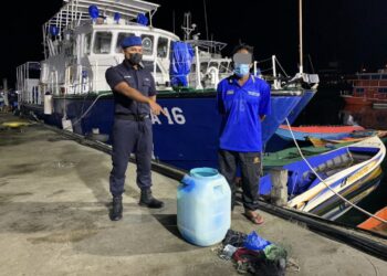 LELAKI tempatan yang ditahan bersama komponen membuat bom ikan di Kampung Hidayat di Semporna semalam. - IHSAN PDRM