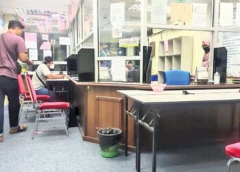 ORANG ramai berurusan di kaunter bahagian nikah, cerai dan rujuk di bangunan JAIPs mengikut SOP PPN fasa 4 di Kangar, Perlis, semalam.
–UTUSAN/SYED AZLAN SAYID HIZAR