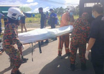 ANGGOTA bomba menyerahkan mayat dua beranak yang kemalangan di Jalan Kampung Segaliud Seberang kepada pasukan polis di Kinabatangan hari ini. - IHSAN BOMBA