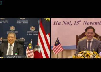 SAIFUDDIN Abdullah (kiri) ketika bermesyuarat secara maya dengan rakan sejawatannya, Bui Thanh Son dalam Suruhanjaya Bersama Malaysia-Vietnam. - FOTO IHSAN Wisma Putra