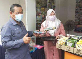 AMINUDDIN Harun melawat sebuah gerai pengusaha IKS pada Majlis Hari Bertemu Pelanggan Jabatan Veterinar Negeri Sembilan di Seremban hari ini.-UTUSAN/NOR SHAFAWATI YUP.
