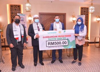 AHMAD Marzuk Shaary (dua dari kiri) menyampaikan sumbangan dana kepada warga Palestin di Kuala Lumpur.