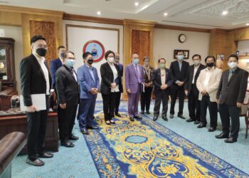 PEMIMPIN PH Sabah menyerahkan Agenda Reformasi Sabah kepada Hajiji Noor (tujuh kanan) di Menara Kinabalu hari ini.