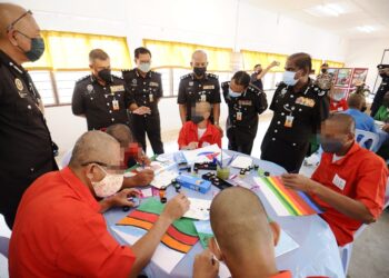 ABDUL Aziz Abdul Razak (berdiri dua dari kiri) ketika melawat ke Pusat Terapi Komuniti di Institusi Pemulihan Dadah Jelebu dekat Jelebu hari ini. - UTUSAN/MOHD. SHAHJEHAN MAAMIN