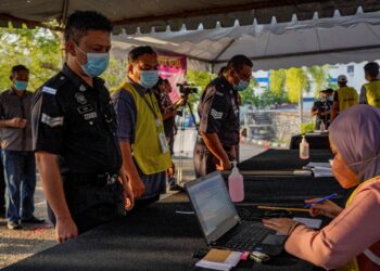 SEBAHAGIAN anggota Polis Diraja Malaysia (PDRM) yang mula beratur seawal jam 8 pagi untuk mengundi pada hari mengundi awal bagi anggota polis dan tentera sempena PRN Melaka di Ibu Pejabat Polis Kontinjen (IPK) Melaka, Bukit Beruang, Melaka. - UTUSAN/AMIR KHALID