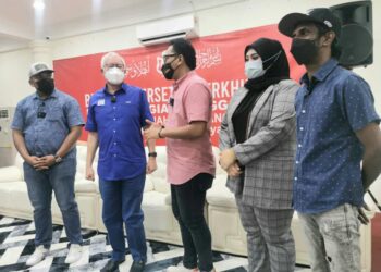 NAJIB Tun Razak tekun mendengar permohonan maaf daripada Shahrol Shiro (tiga dari kanan). Turut sama Ali Puteh (kiri), Vilca dan Mamak di Baitul Tariq, Klebang Permai, Melaka. - UTUSAN/AMRAN MULUP