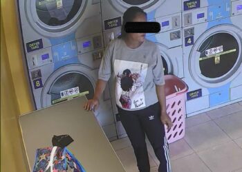 TANGKAP layar rakaman CCTV memaparkan suspek wanita mencuri pakaian pelanggan di sebuah kedai dobi layan diri di Melor, Kota Bharu semalam.