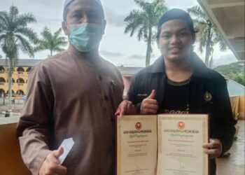 GAMBAR kenangan Muhammad Munzir Abdul Razak (kanan) ketika mengambil sijil akademiknya  di Sekolah Menengah Agama Yayasan Khairiah, Kupang, Baling baru-baru ini.
