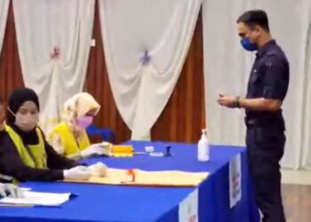 ANGGOTA polis melaksanakan tanggungjawab mengundi awal dalam Pilihan Raya Negeri (PRN) Melaka. -GAMBAR/SPR