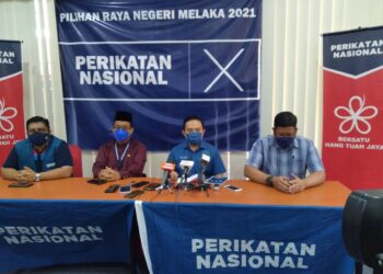 WAN Saiful Wan Jan (dua dari kanan) menjawab soalan pemberita pada sidang akhbar PN di Pejabat Bersatu Bahagian Hang Tuah Jaya di Ayer Keroh, Melaka. - UTUSAN/MUHAMMAD SHAHIZAM TAZALI