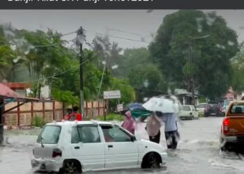TANGKAP layar klip video dikongsi orang ramai di media sosial Facebook menunjukkan banjir kilat yang dipercayai akibat masalah perparitan di Panji, Kota Bharu pada 10 November lalu.
