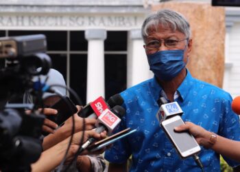 HASAN Rahman mengadakan sidang akhbar selepas meninjau keadaan di RTC Sungai Rambai, Melaka. - UTUSAN/RASUL AZLI SAMAD