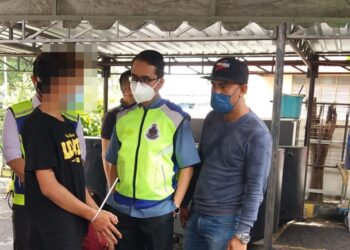 MOHD. Shahrizal Mohd. Salleh (tengah) menemui remaja berusia 16 tahun yang ditahan kerana menghisap syabu dalam operasi Operasi Selangor Mengawal Ancaman Realiti Dadah (SMARD) di Pangsapuri Seri Perantau, Pelabuhan Klang di Klang, Selangor.