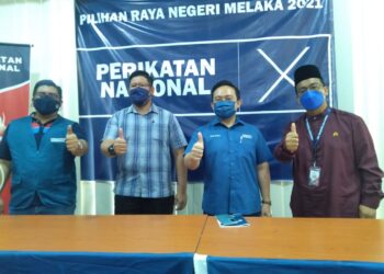 WAN Saiful Wan Jan (dua dari kanan) menunjukkan isyarat bagus dalam sidang akhbar PN di Pejabat Bersatu Hang Tuan Jaya di Ayer Keroh, Melaka.