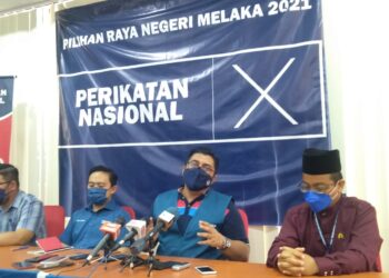 BADRUL Hisham Shaharin (dua dari kanan) bercakap kepada pemberita dalam sidang akhbar PN di Ibu Pejabat Bersatu Hang Tuah Jaya di Ayer Keroh, Melaka.
