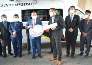 AMINUDDIN Harun (tiga dari kiri) menyerahkan replika kunci van kaunter bergerak kepada Pegawai Daerah Kuala Pilah, Mohd. Faizal Abdul Manap di Wisma Negeri, Seremban. - UTUSAN/ZAKKINA WATI AHMAD TARMIZI