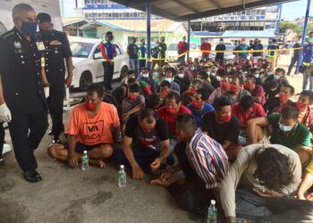 RAMLI Mohamed Yusoof (kiri) hadir di perkarangan Ibu pejabat Polis Daerah Kuantan, di sini, hari ini, bagi melihat hasil serbuan dan tangkapan Op Sarang yang berakhir hari ini. - UTUSAN/ DIANA SURYA ABD WAHAB
