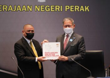 MUSTAPA Mohamed bersama Saarani Mohamad pada sesi perbincangan sesi libat urus bersama Kerajaan Negeri Perak di Kuala Lumpur.